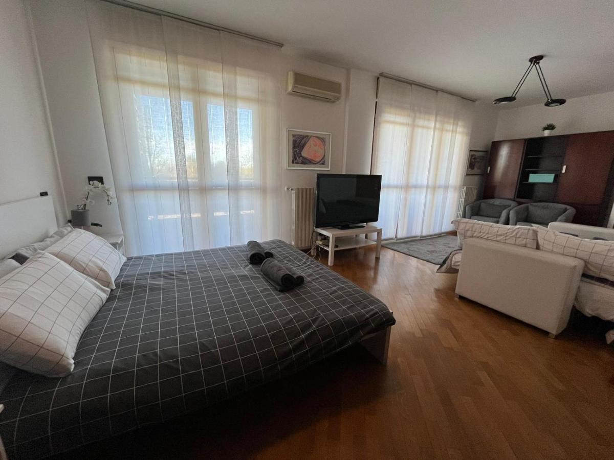 Bedandbreakfast Eni Torri Lombarde San Donato Bbqueen San Donato Milanese Extérieur photo